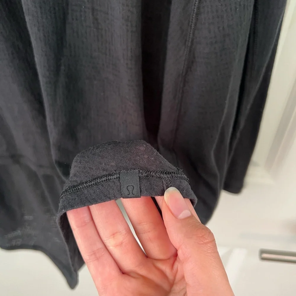 Lululemon Dare to Drape Long Sleeve in Black Size 8